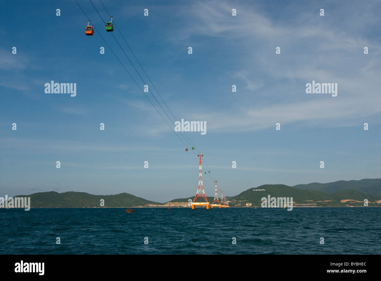 Gondola che collega la Cina continentale con l'isola di Hon Tre, Nha Trang, Vietnam Asia Foto Stock