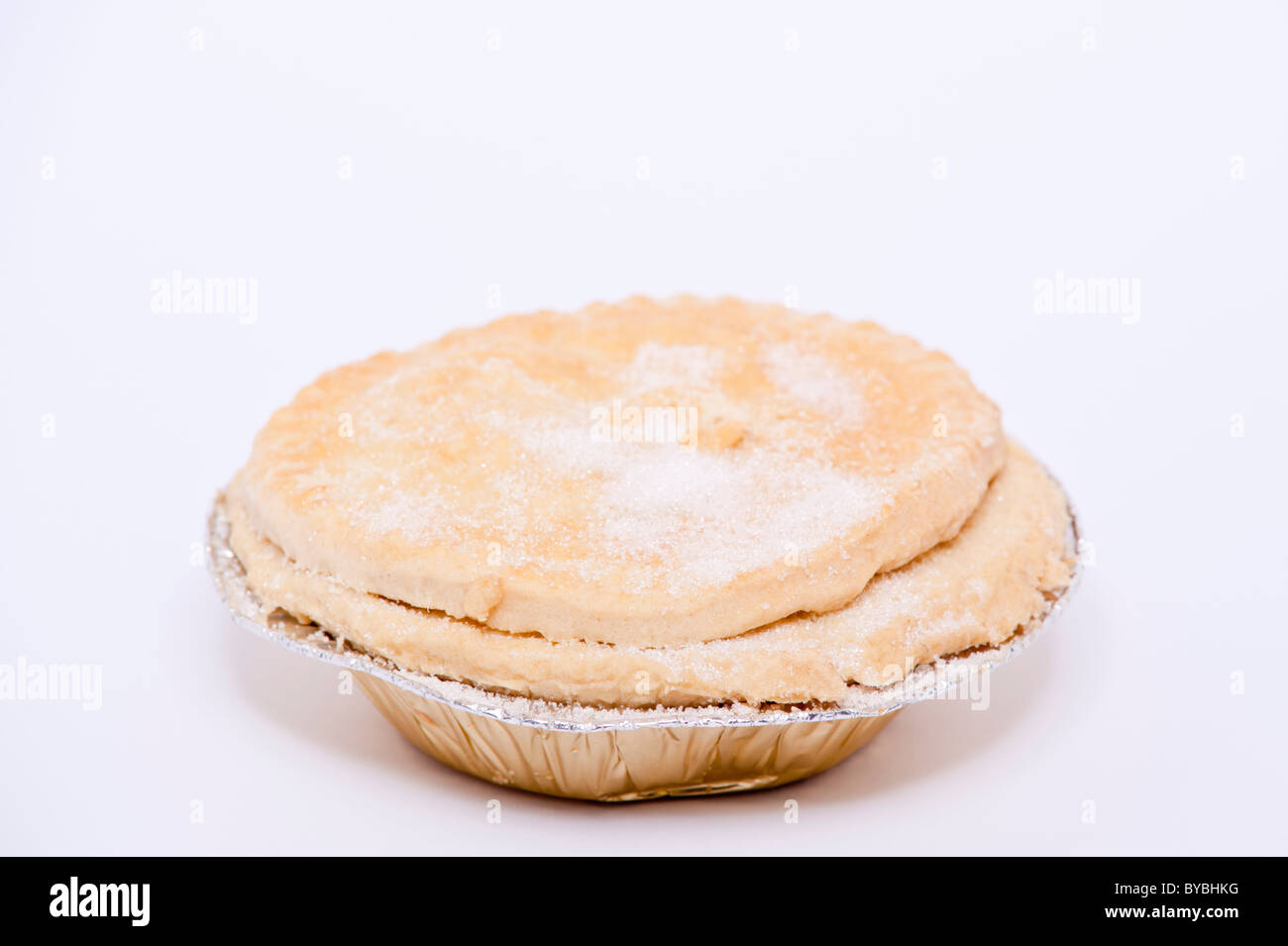A casa la torta di mele su sfondo bianco Foto Stock