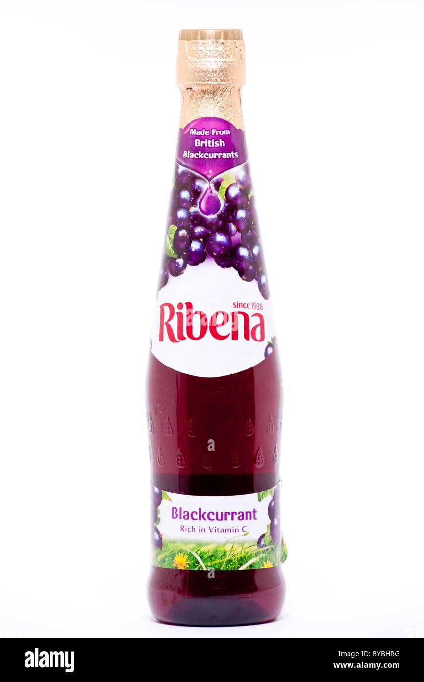 Una bottiglia di Ribena drink di ribes nero su sfondo bianco Foto Stock