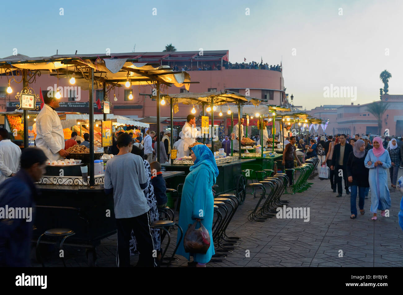 La folla presso la lumaca snack fornitori di stallo in Piazza Djemaa el Fna a Marrakech marocco Foto Stock