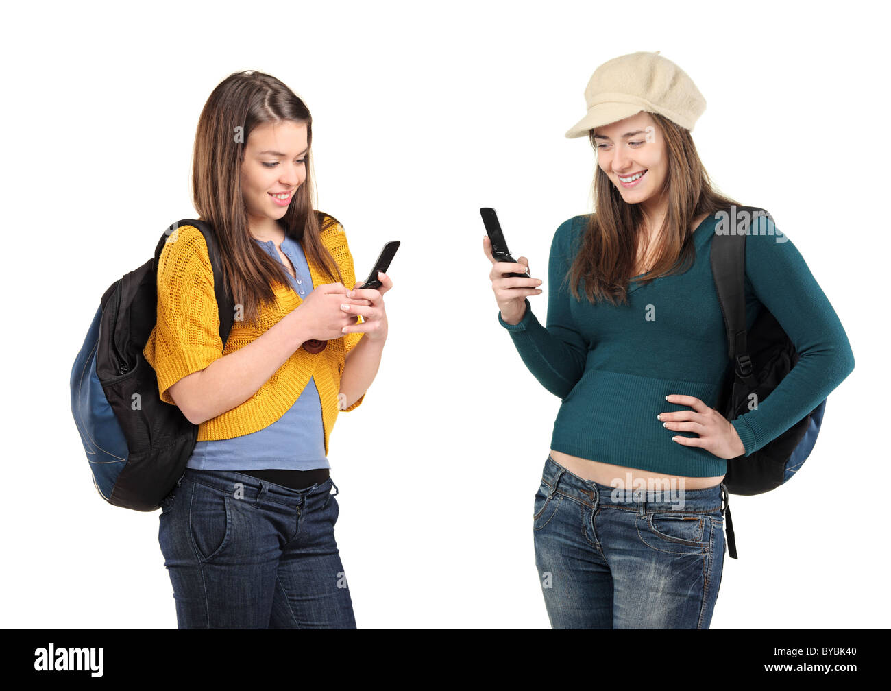 Due belle ragazze l'invio di un messaggio dal telefono cellulare Foto Stock