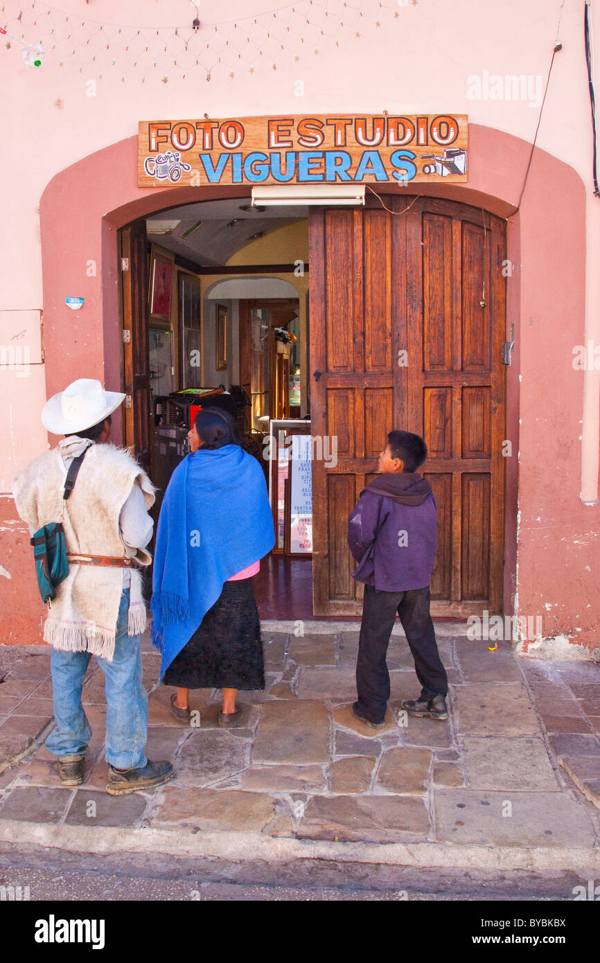 Maya della famiglia andando al fotografo per foto di famiglia di San Cristobal de las Casas, Chiapas, Messico Foto Stock