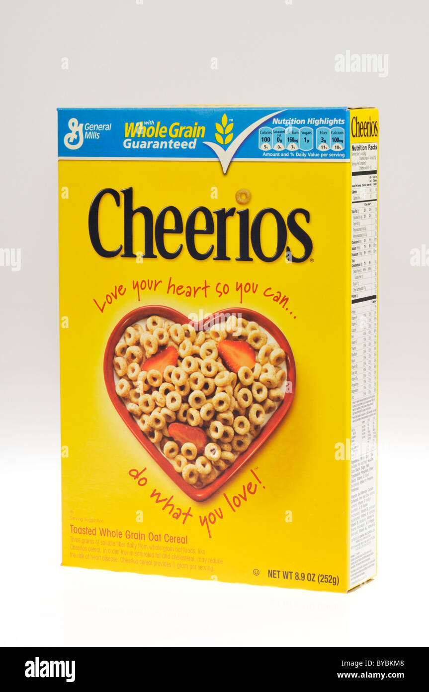 Una scatola di General Mills Cheerios cereali per la prima colazione su sfondo bianco, ritaglio. Foto Stock