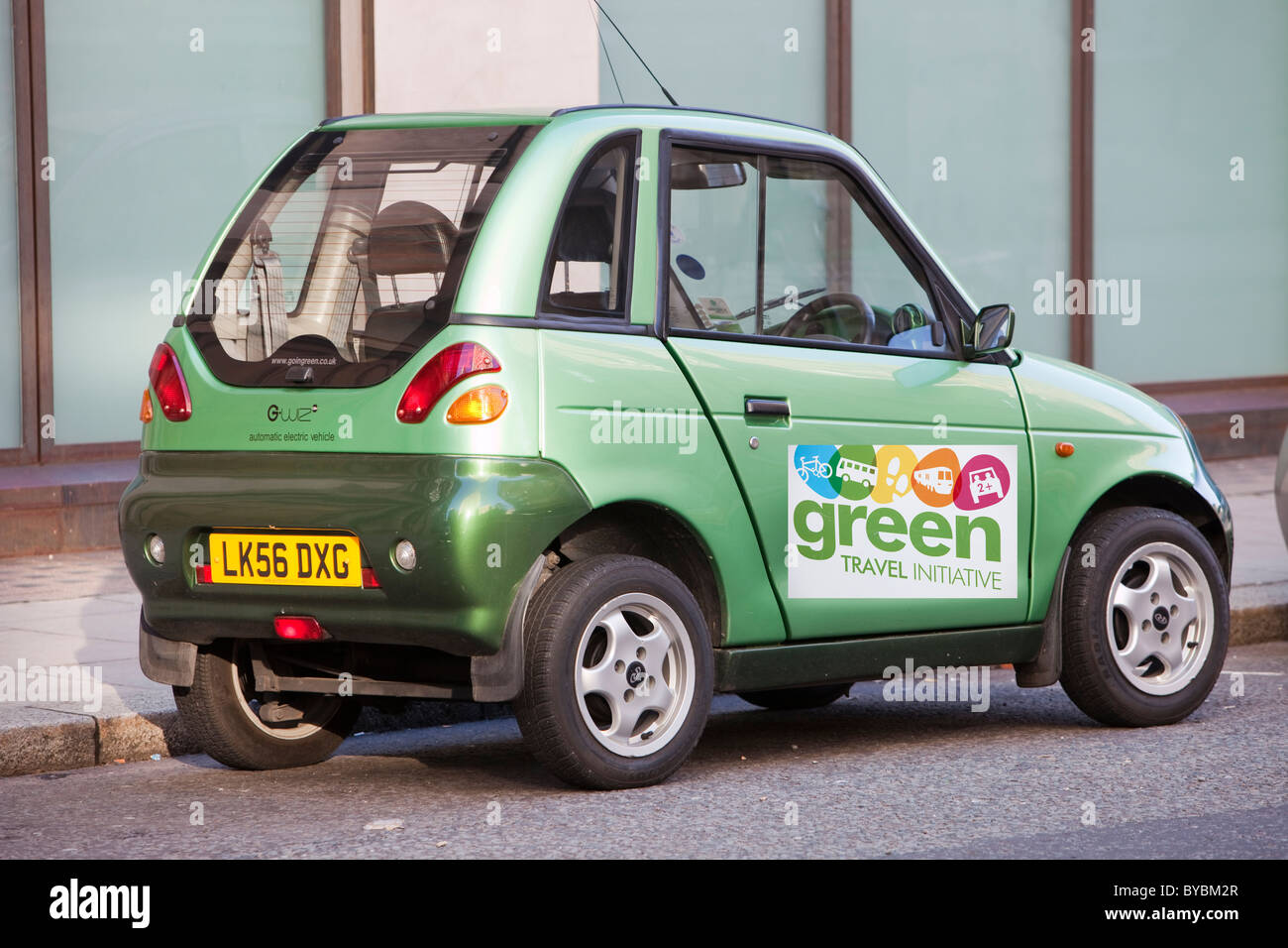 Un G-Wiz auto elettriche per le strade di Londra, Regno Unito. Tali veicoli a emissioni zero aiutano a combattere il cambiamento climatico. Foto Stock