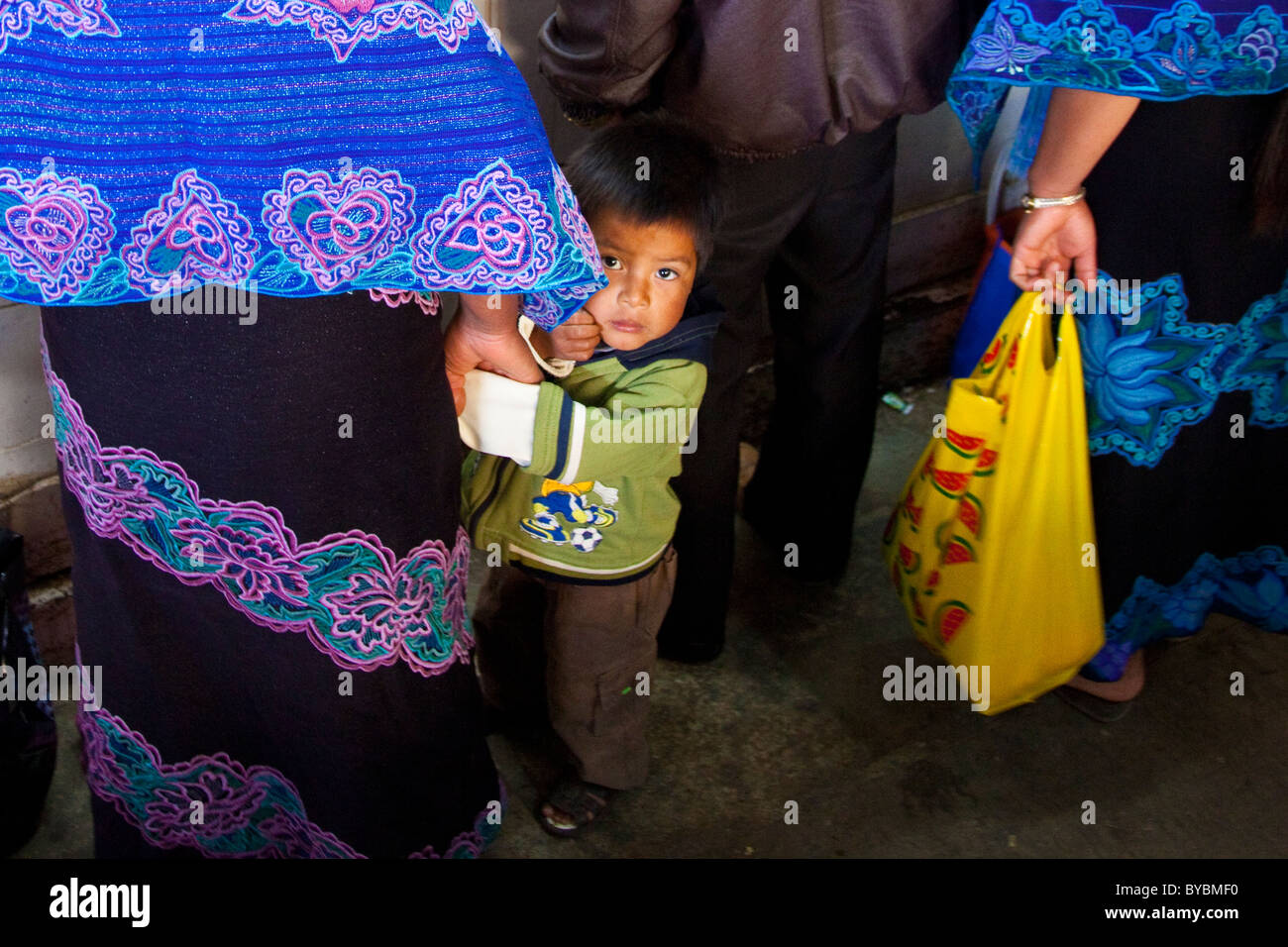 Little Boy e di sua madre, Mercado Municipal, San Cristobal de las Casas, Chiapas, Messico Foto Stock