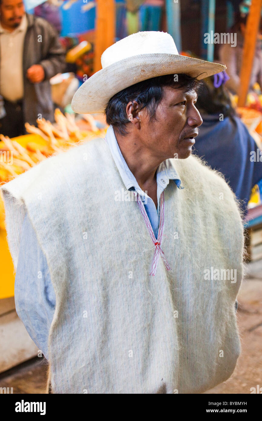 Chamulan uomo Maya, Mercado Municipal, San Cristobal de las Casas, Chiapas, Messico Foto Stock