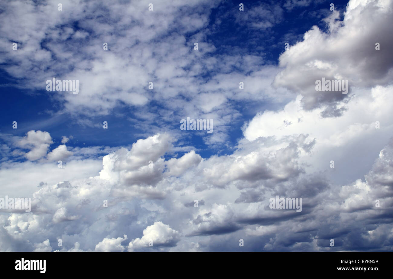 Blue sky skyscape con nuvole drammatico sfondo di forme Foto Stock