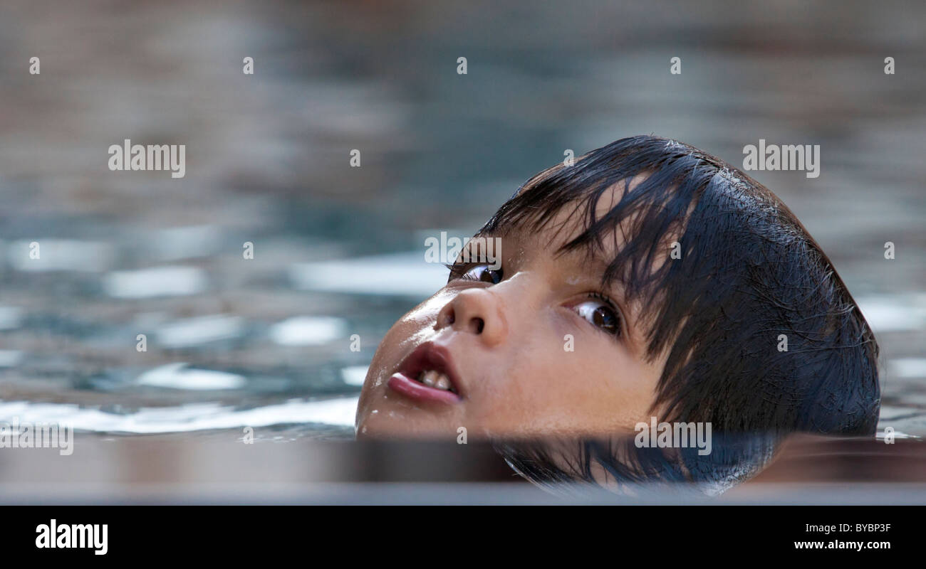 Il ragazzo, 5yrs vecchio, nuoto, testa appena al di sopra dell'acqua, Bello, grazioso, buon aspetto, Foto Stock