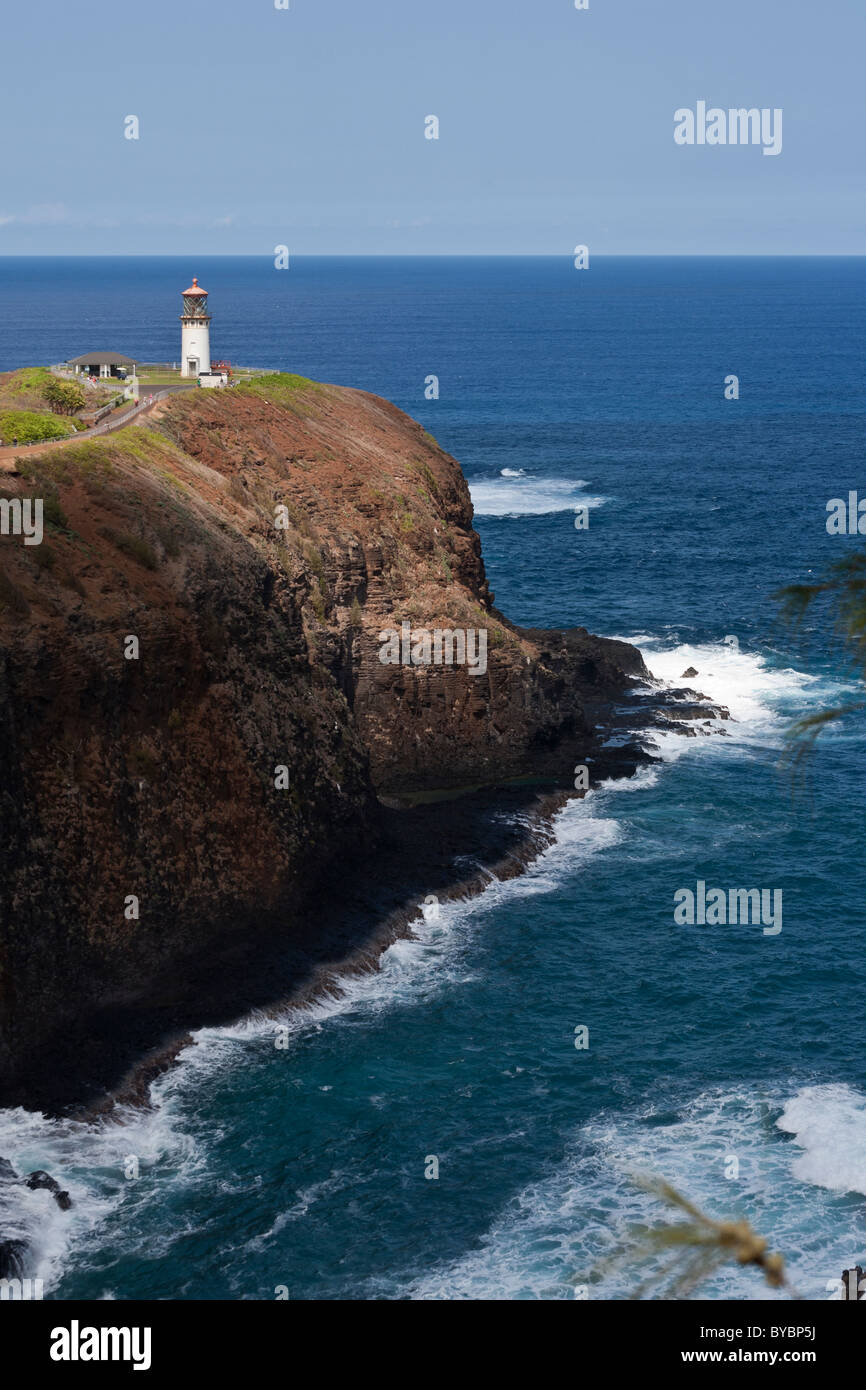 Il Kilauea Point Lighthouse e cliff. Il faro è rivelata da una pausa in riva nuvole si siede in cima ad una rupe alta Foto Stock