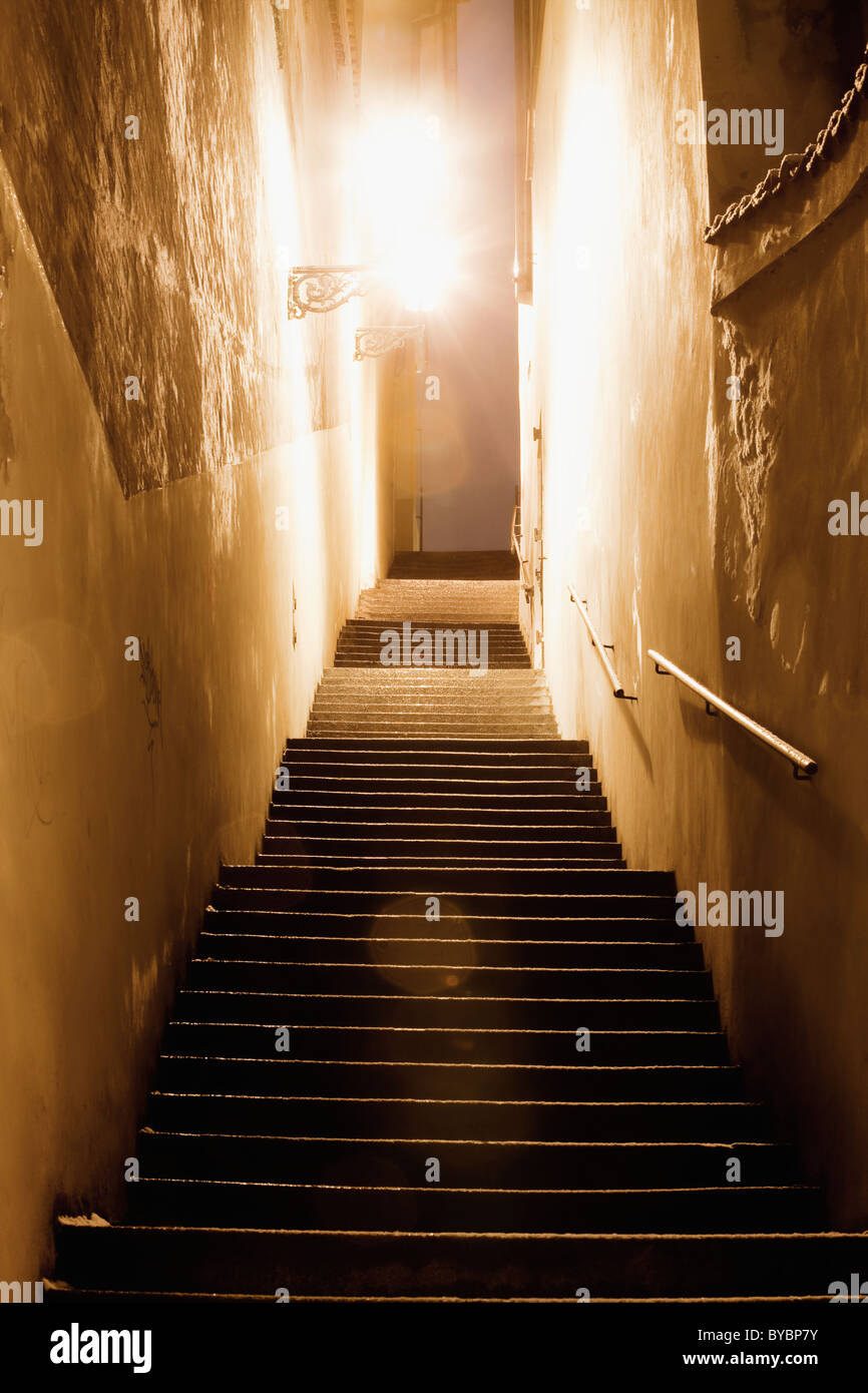 Praga - stretta scalinata illuminata con lanterne a gas a mala strana Foto Stock