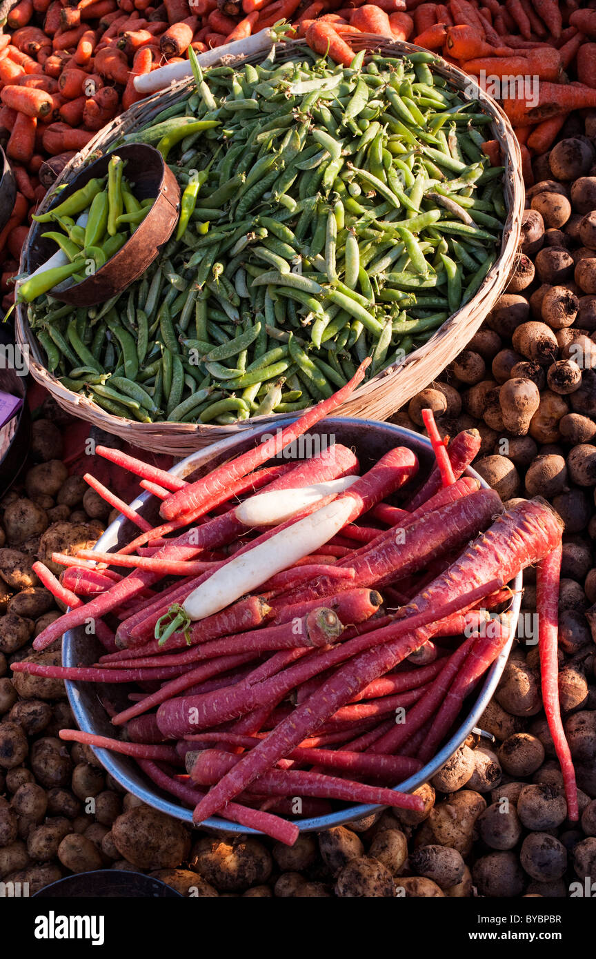 Cesto di piselli e rosso lungo le carote in un indiano mercato ortofrutticolo. Andhra Pradesh, India. Foto Stock