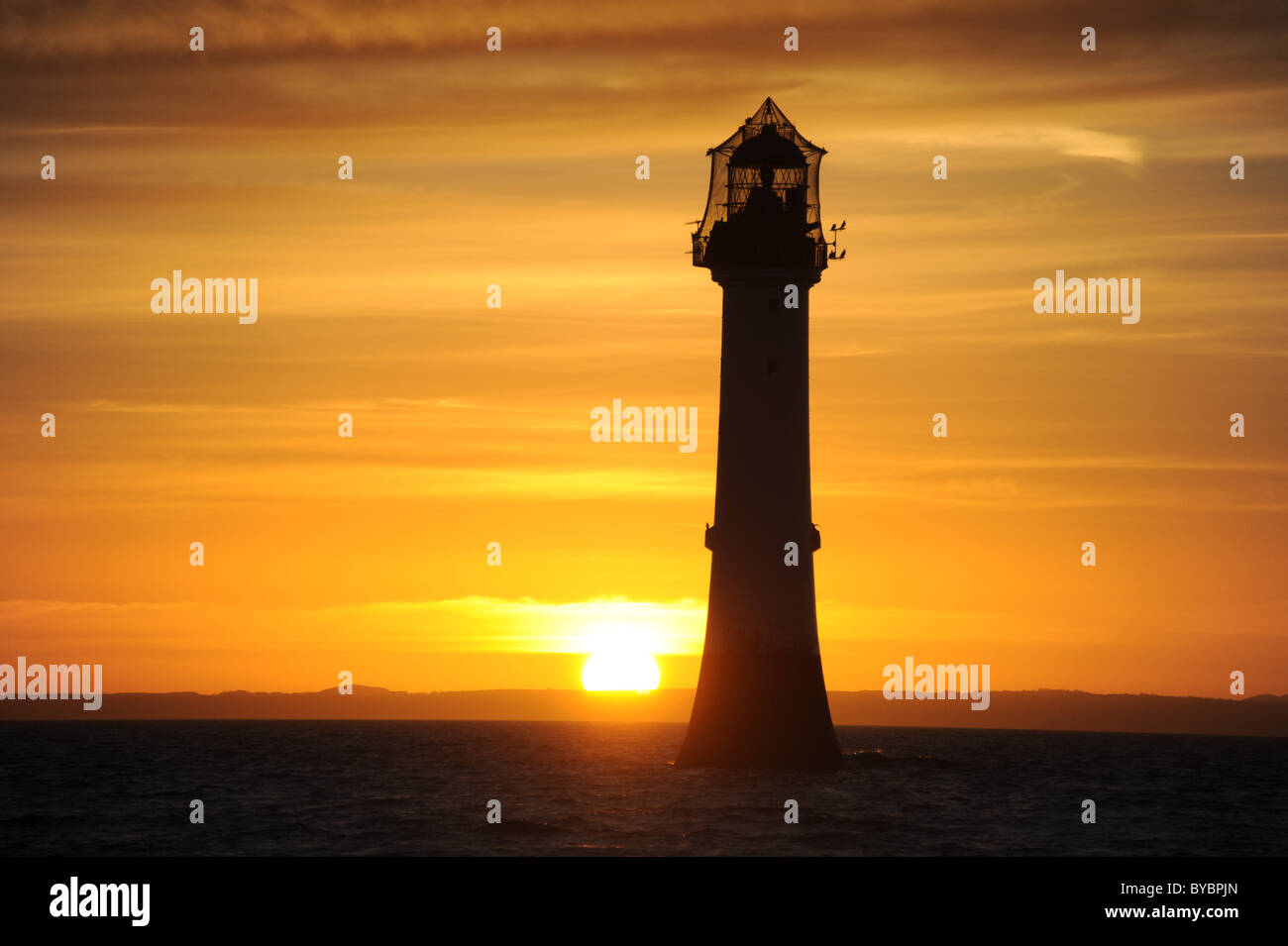 La Bell Rock Lighthouse 12 miglia al largo della costa di Arbroath nel nord-est della Scozia. Fotografato nel gennaio 2011 Foto Stock