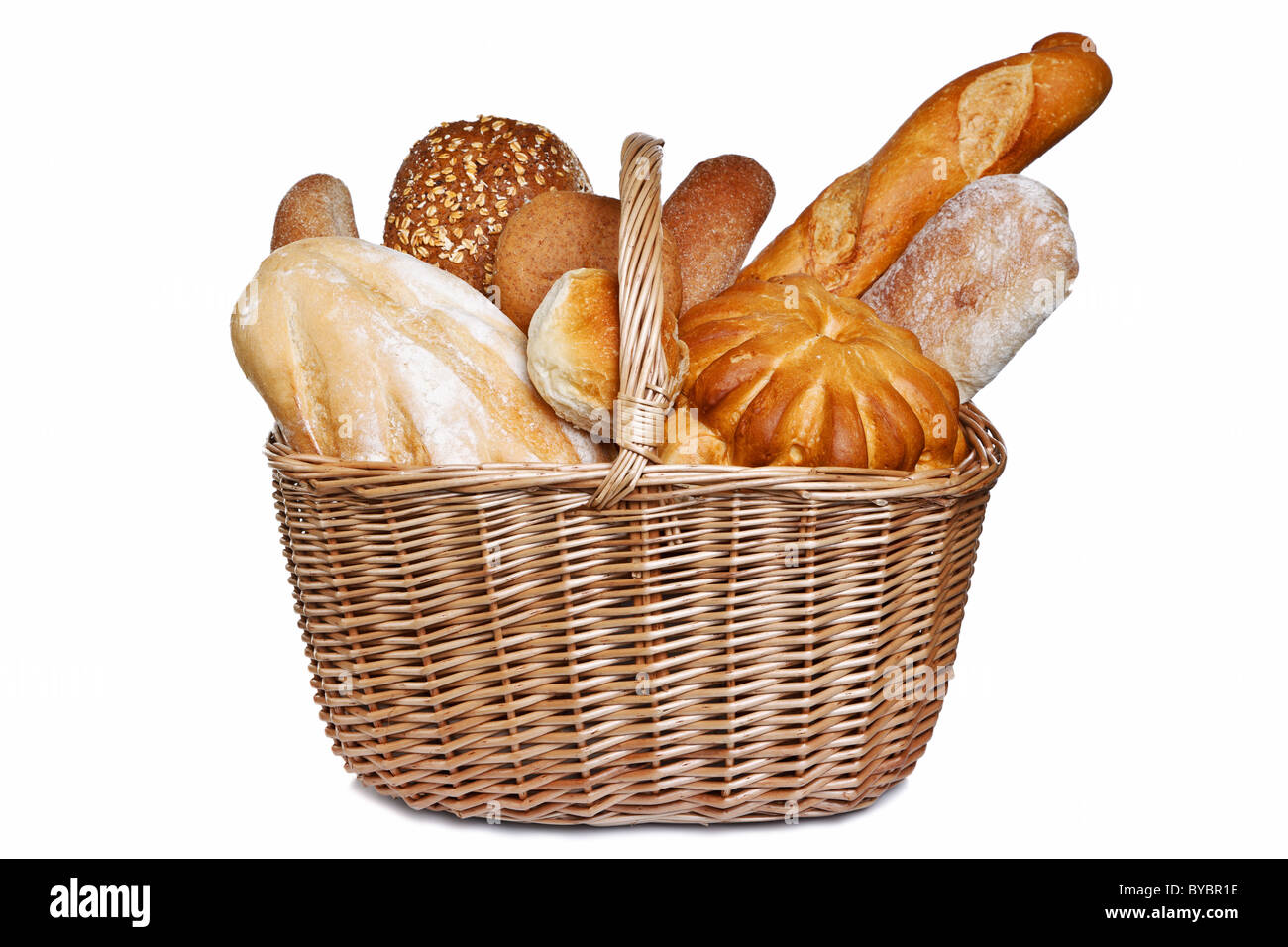 Foto di vari tipi di pane in un cesto di vimini isolato su uno sfondo  bianco Foto stock - Alamy