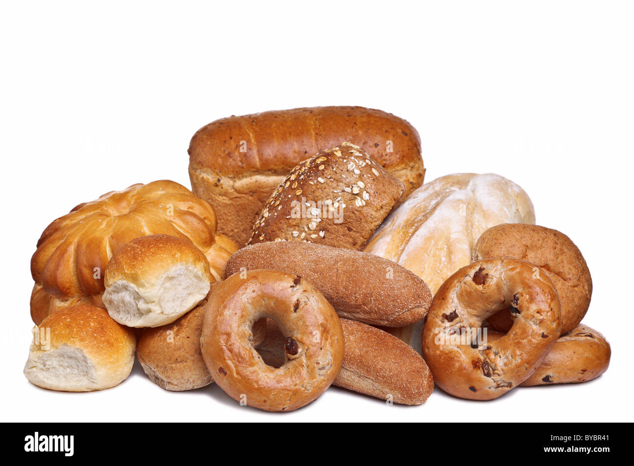 Foto di vari tipi di pane isolato su uno sfondo bianco. Foto Stock