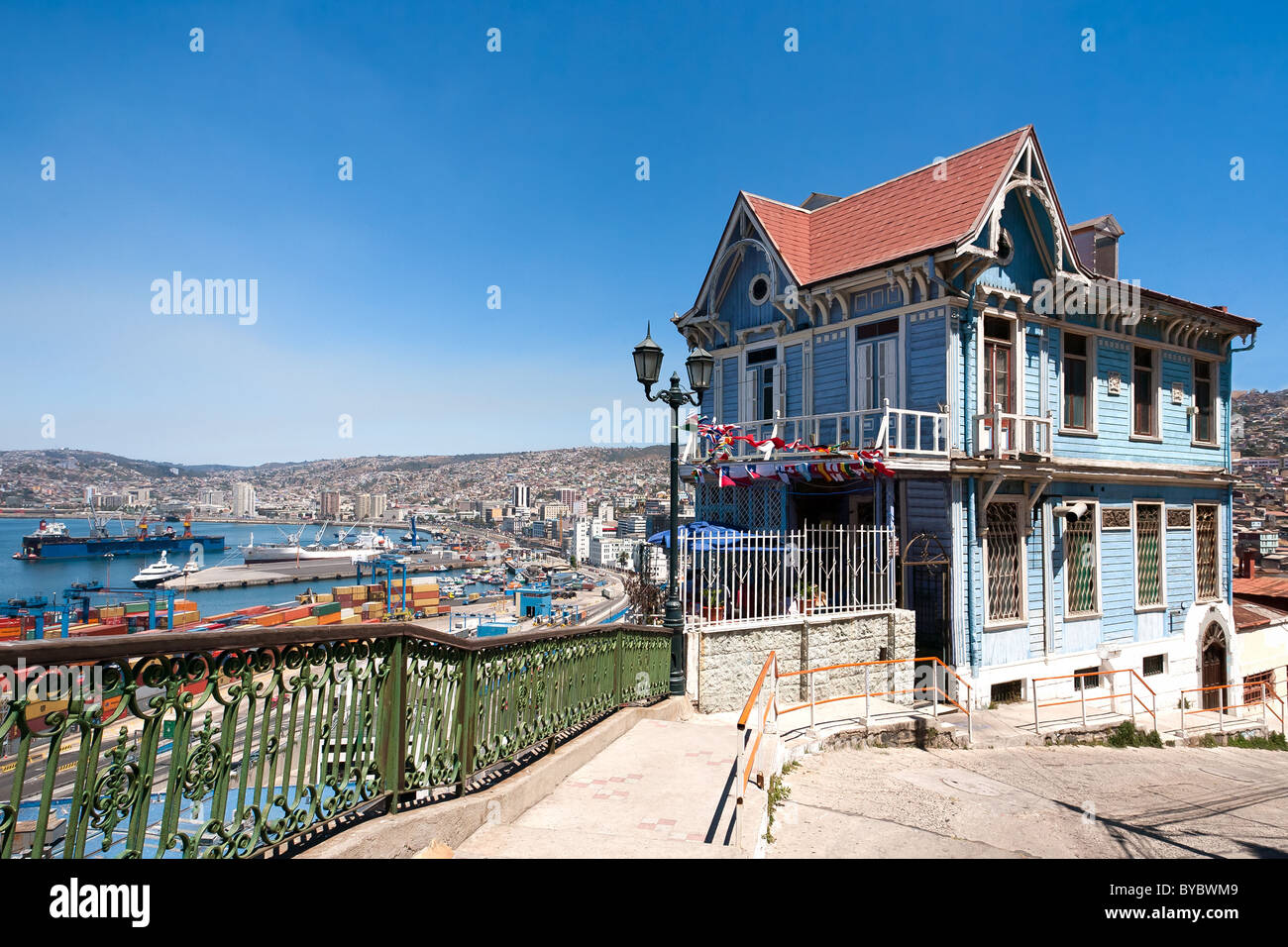 Casa colorati in Valparaiso, in Cile con vista sul porto. Patrimonio Mondiale dell'UNESCO. Foto Stock