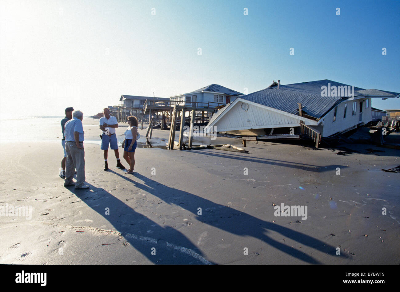 I residenti locali raccogliere e parlare della distruzione causata dal ciclone Floyd lungo la costa di Oak Island, North Carolina. Foto Stock