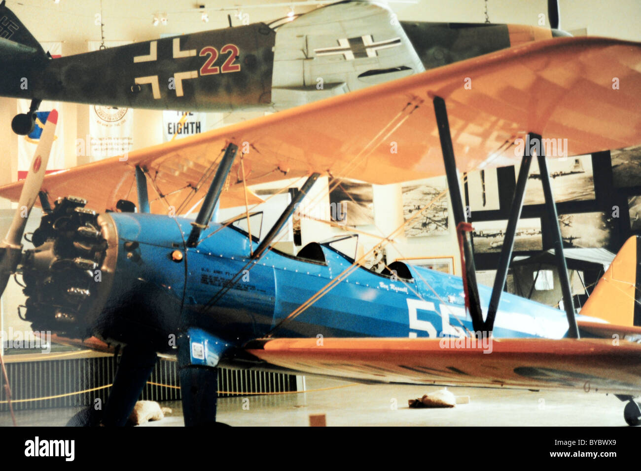 US Air Force trainer biplanare WW II & tedesco Messerschmitt fighter Foto Stock