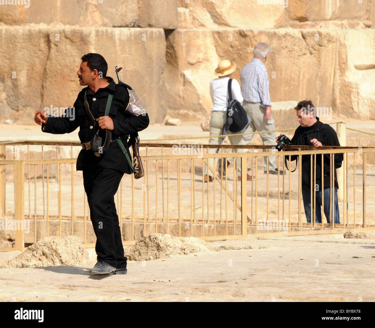 Le guardie armate, polizia, a piramide di Khafre, Egitto Foto Stock