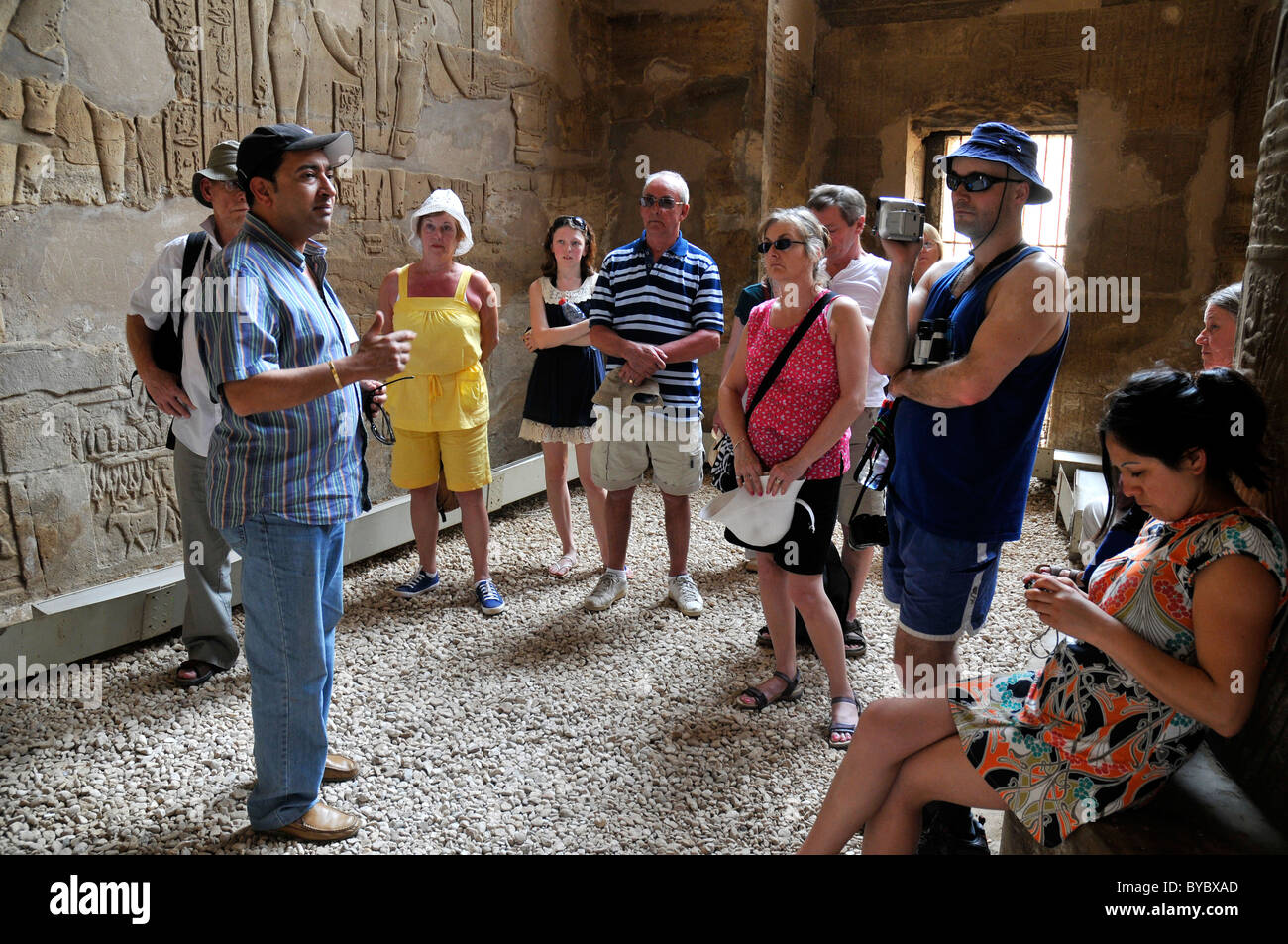 Tempio di Esna, Egitto, guida porta i turisti intorno al tempio di Esna, Egitto Foto Stock