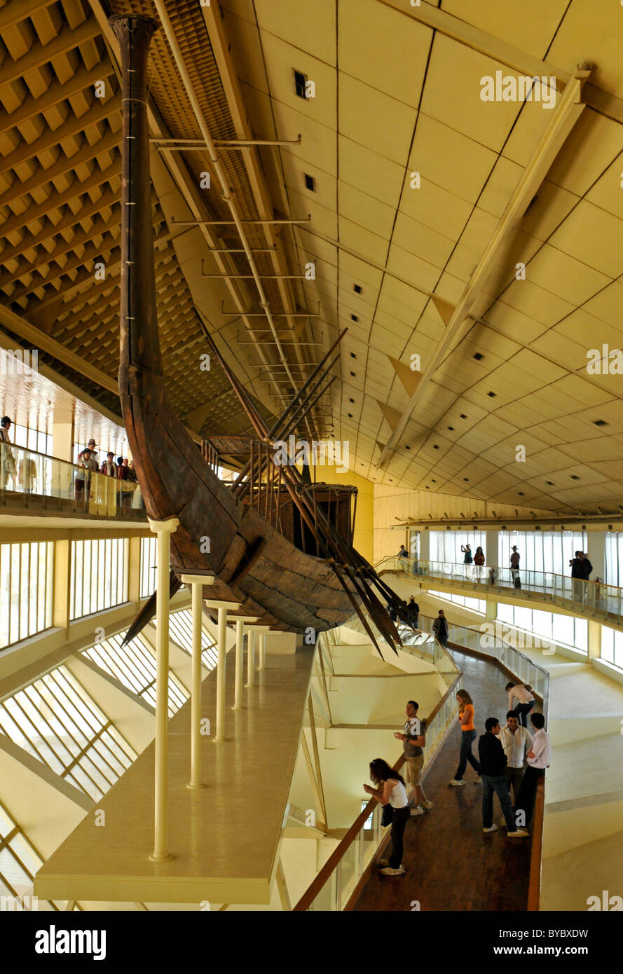 Khufu barca solare museum, re Cheope nave nel museo alla base della Grande Piramide di Giza, il Cairo, Egitto Foto Stock