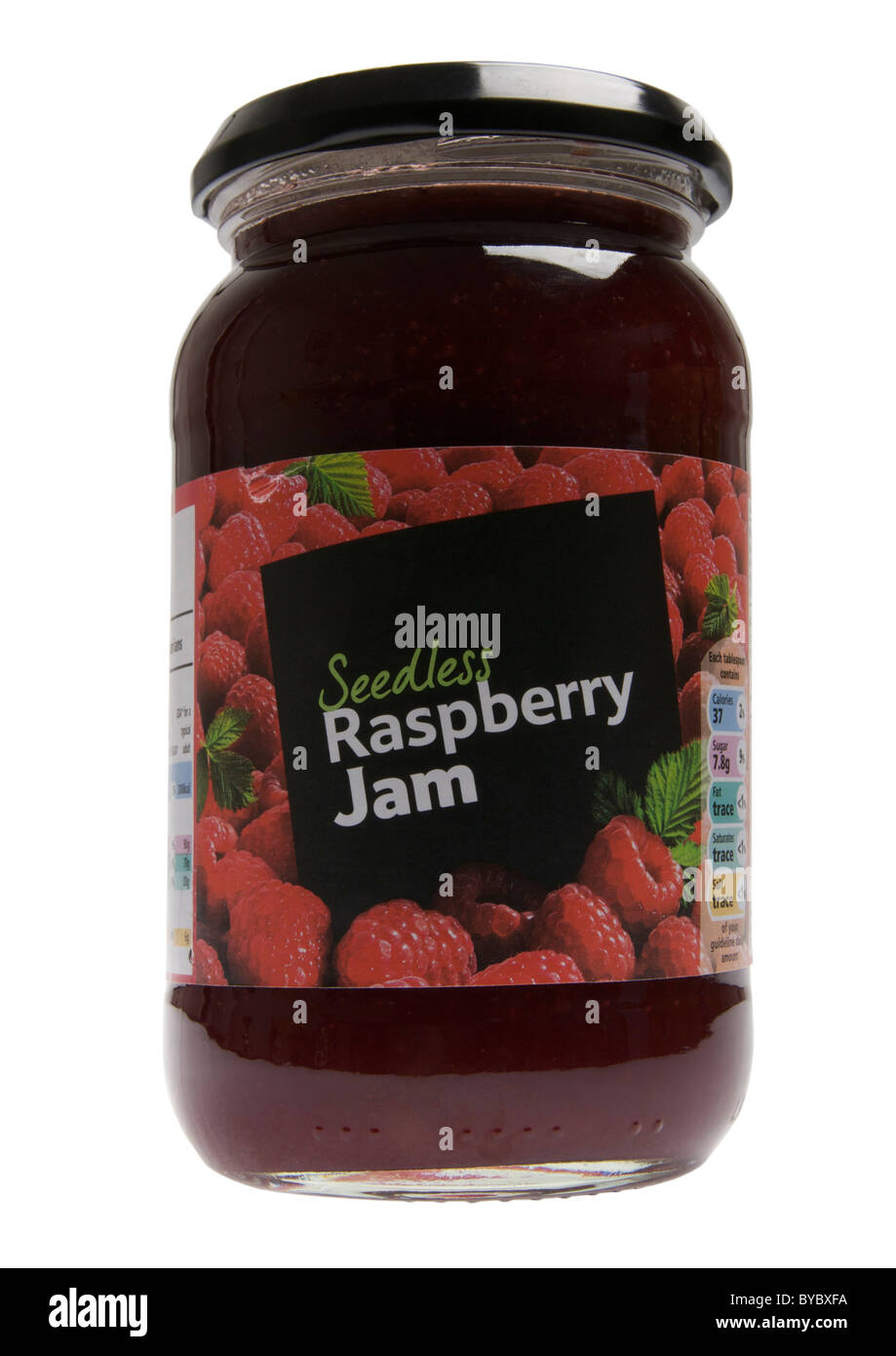Un vasetto di marmellata di lamponi su sfondo bianco Foto Stock