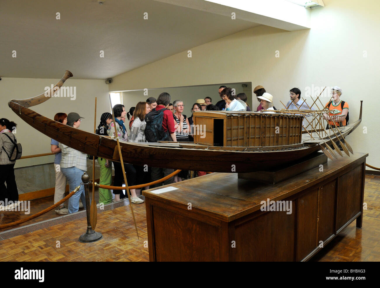 Modello di nave Khufu, anche noto come re Cheope' barca solare presso le Piramidi di Giza museo, Il Cairo, Egitto Foto Stock