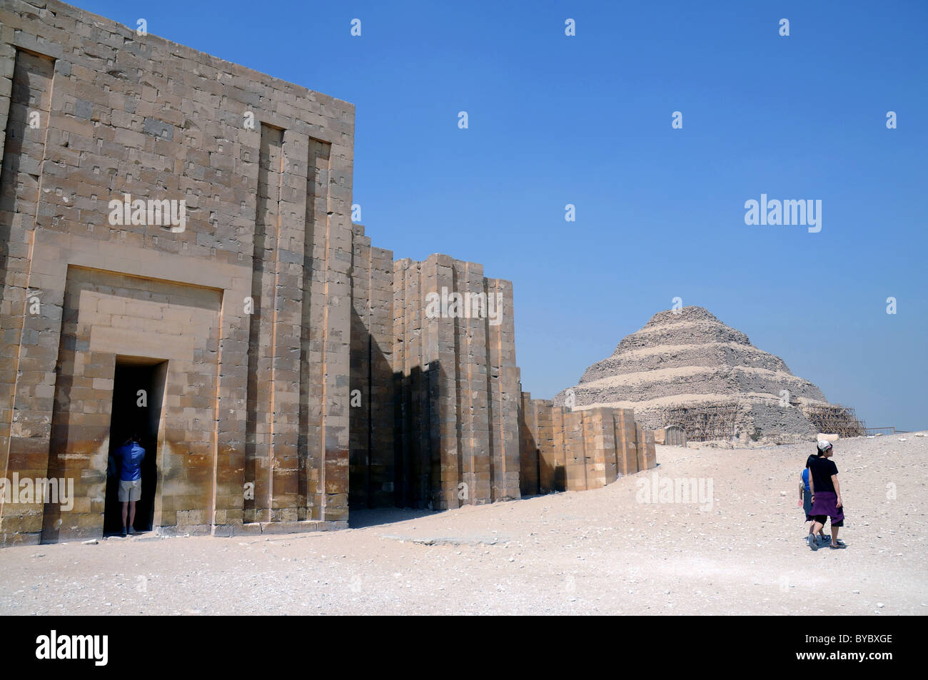 Saqqara tempio complesso dalla piramide di Djoser o passo piramide vicino a Memphis, Egitto Foto Stock
