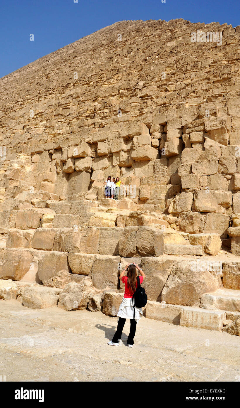 Piramide di Giza in Egitto, turisti salire sul solo aprire Piramide di Giza in Egitto Foto Stock