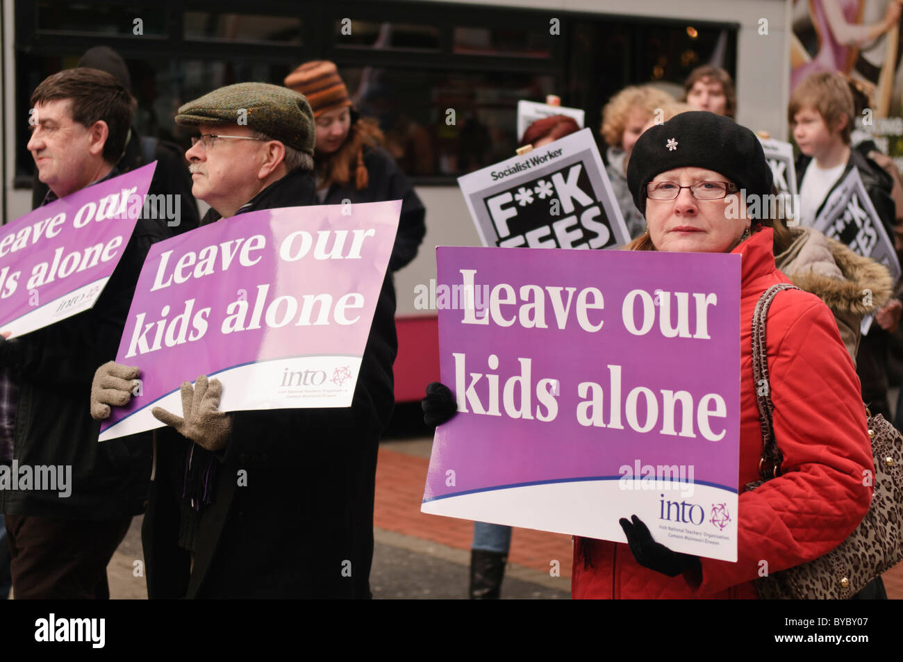 I genitori degli studenti a una dimostrazione contro la quota studenti aumenta, tenere indicazioni dicendo 'abbandonare i nostri ragazzi' Foto Stock