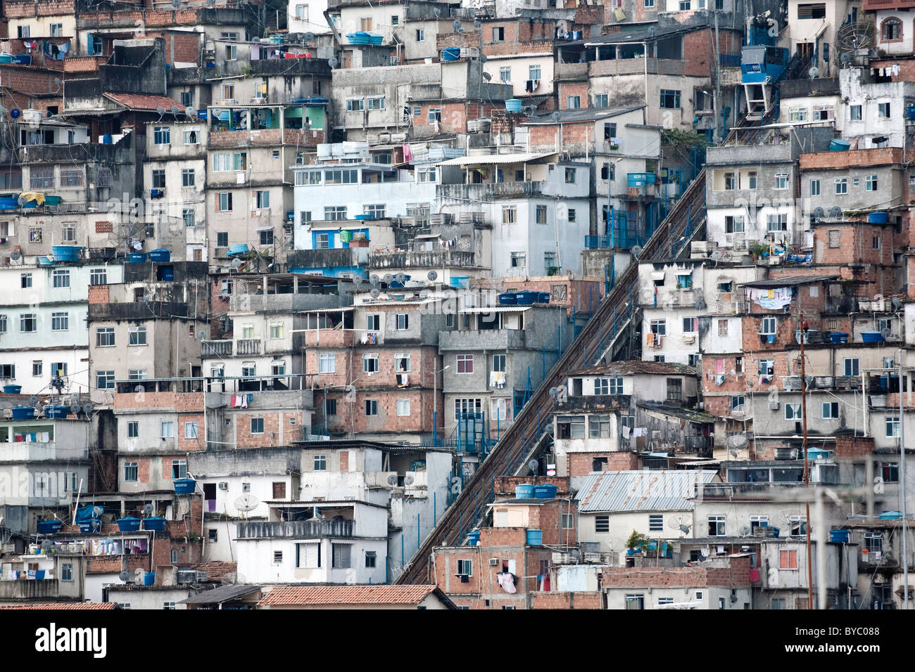 Vista della città di Rio de Janeiro, mostrando Favelas o Bidonville sulla collina, Rio de Janeiro, Brasile, Sud America. Foto Stock