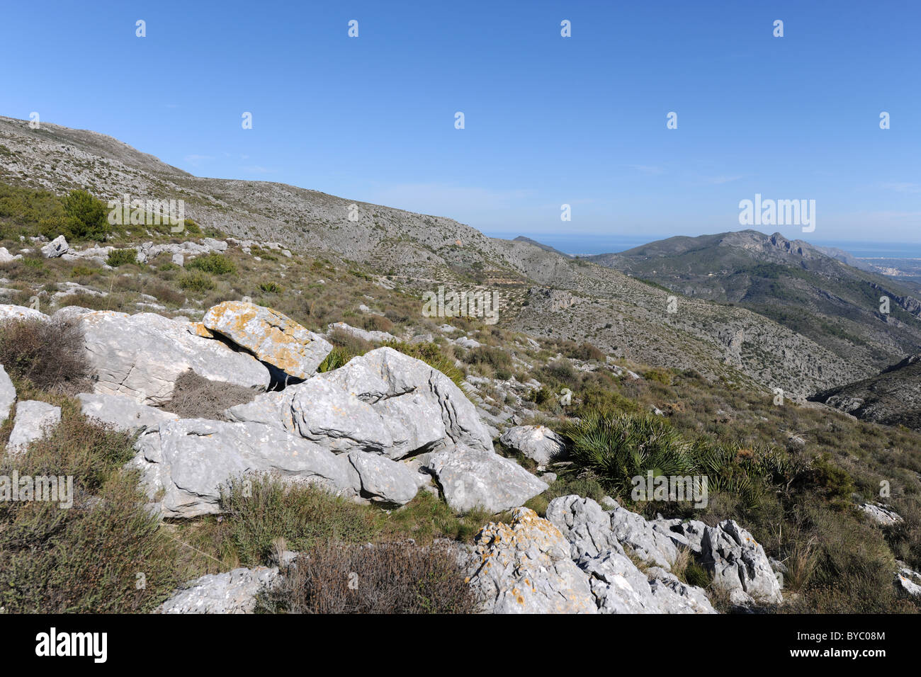 Terreno roccioso e macchia nelle montagne vicino a Benimaurell, Provincia di Alicante, Valencia, Spagna Foto Stock