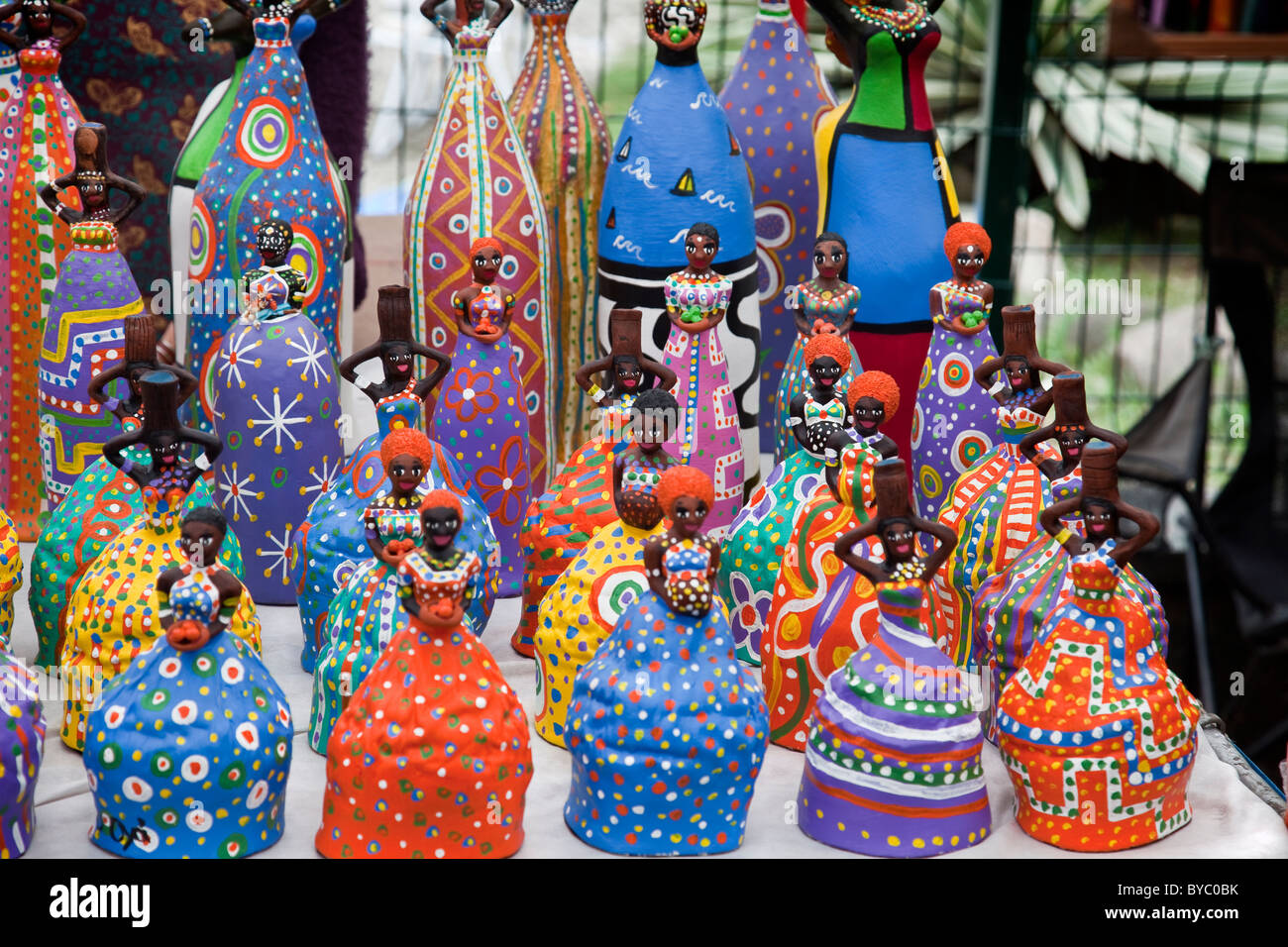 Colorato e tipico di ceramica tradizionale bambole in vendita / display a un mercato locale, Ipanema, a Rio de Janeiro in Brasile. Foto Stock