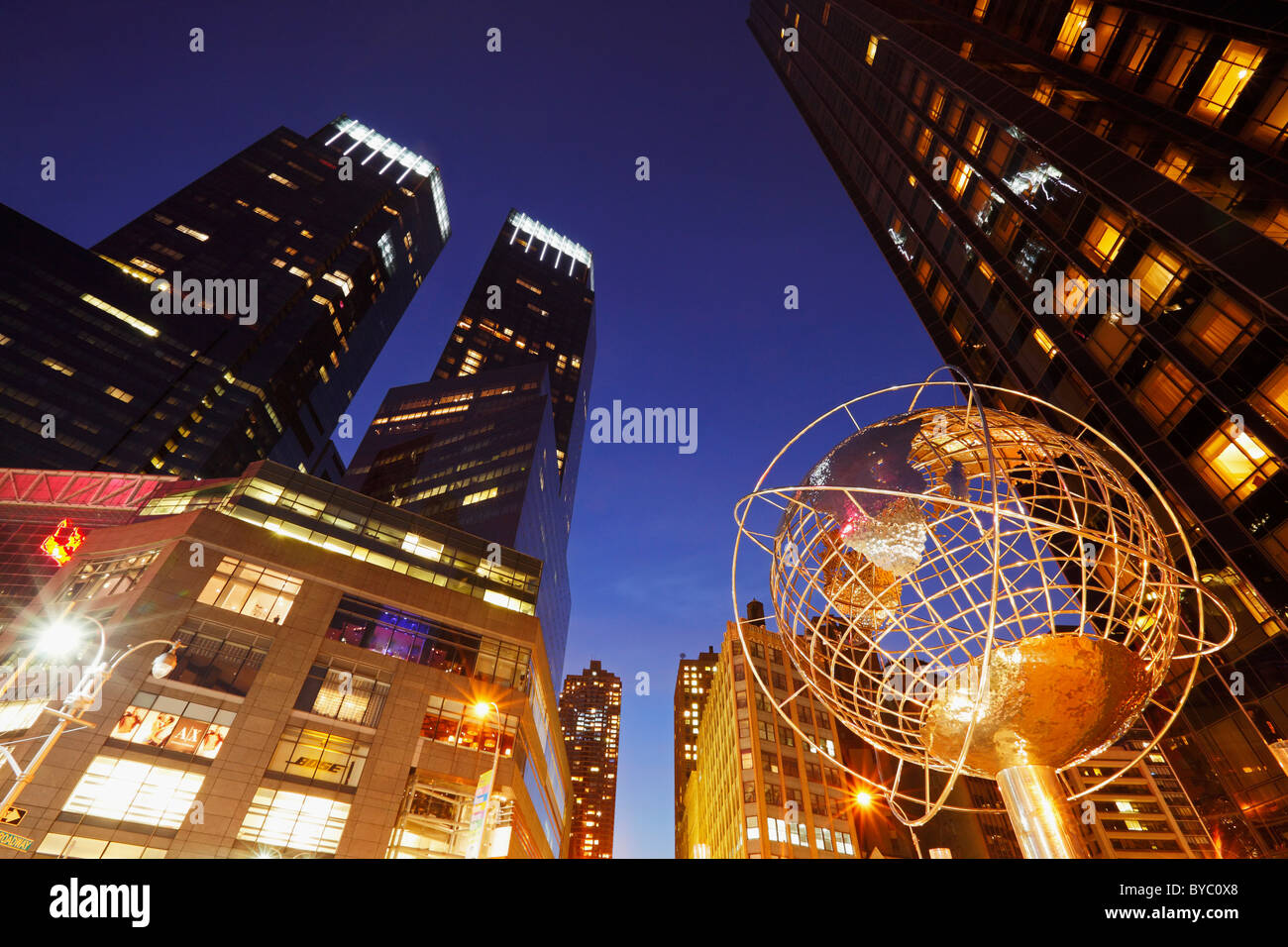 New York, Time Warner Center, Colombo cerchio di notte, macchine che passano con sfocata , correndo luci Foto Stock