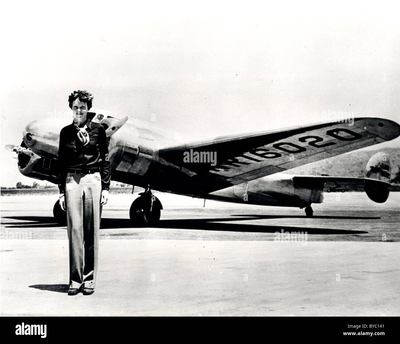 Amelia Earhart in piedi nella parte anteriore del Lockheed Electra in cui ella è scomparso nel luglio 1937. Foto Stock