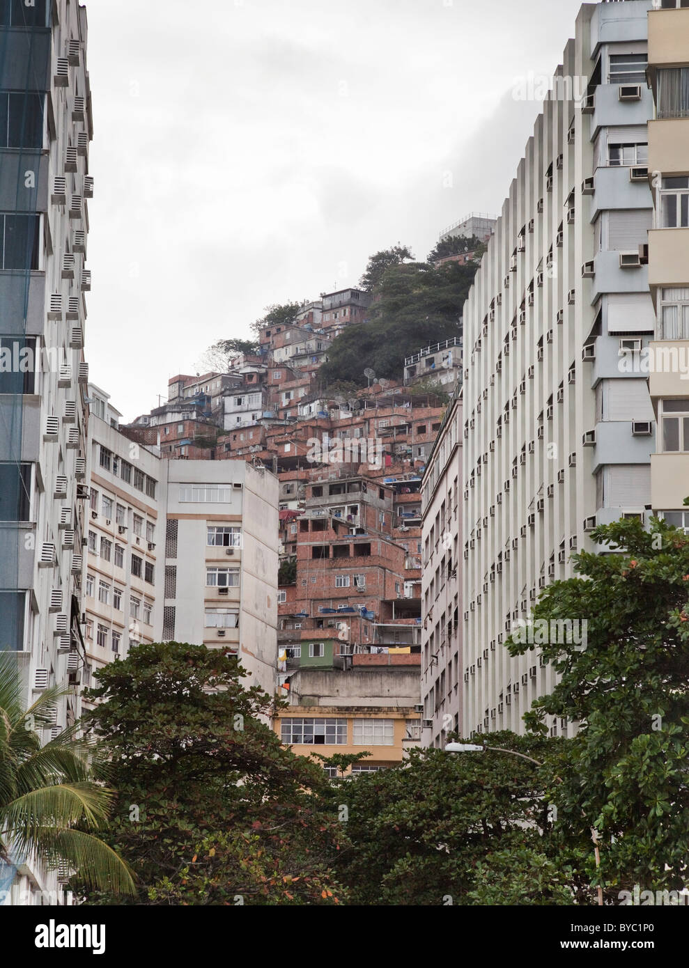 Vista della città di Rio de Janeiro, mostrando Favelas o Bidonville sulla collina in background. Rio de Janeiro, Brasile, Sud America. Foto Stock
