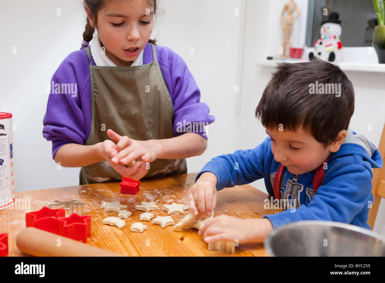 Ai bambini di biscotti insieme Foto Stock