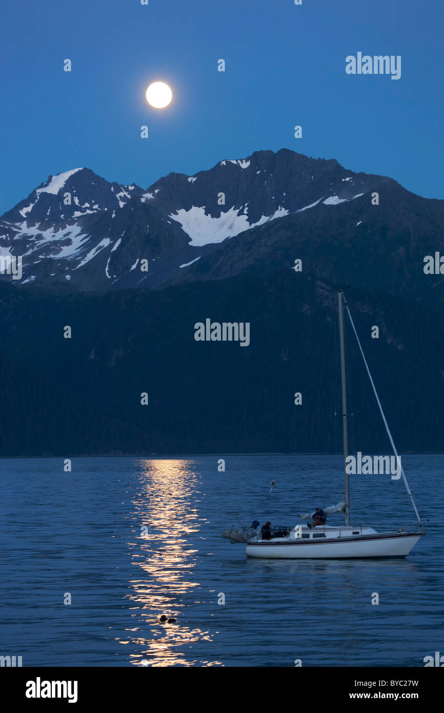 La luna piena si riflette sulla risurrezione Bay, Seward, Alaska. Foto Stock