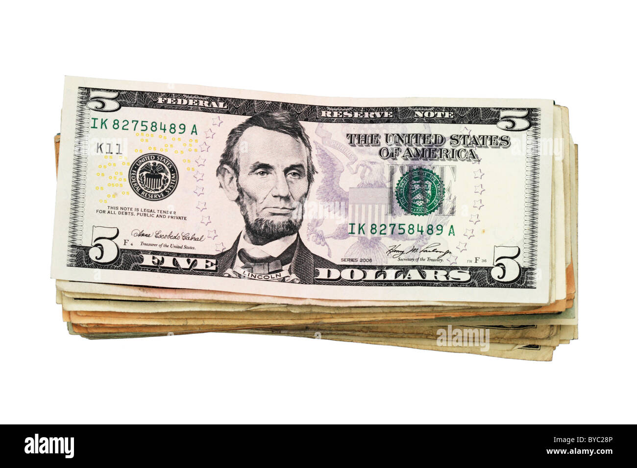 Una pila di Stati Uniti cinque fatture del dollaro isolati su sfondo bianco Foto Stock