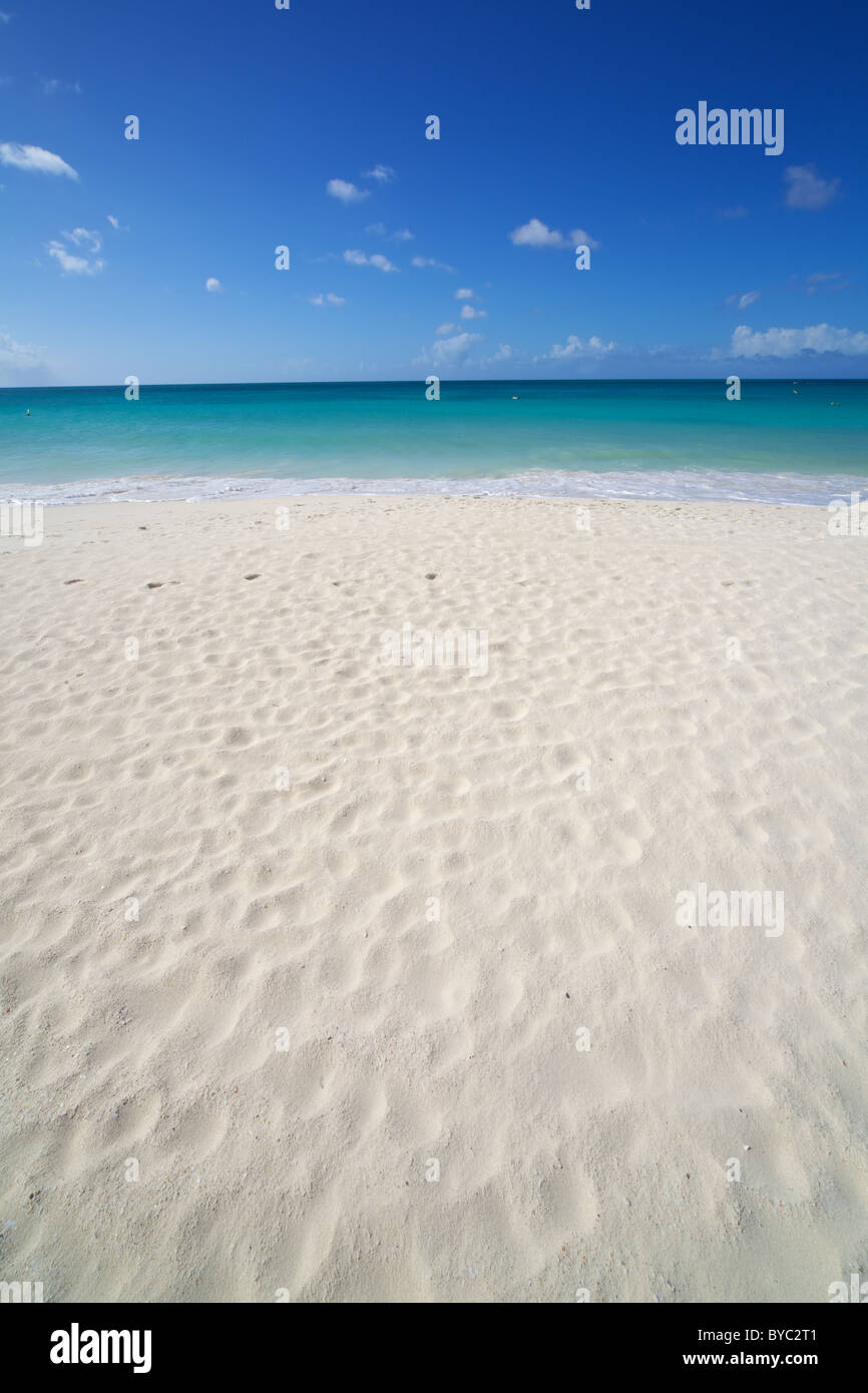 Orme nella sabbia bianca finissima di Aruba Foto Stock