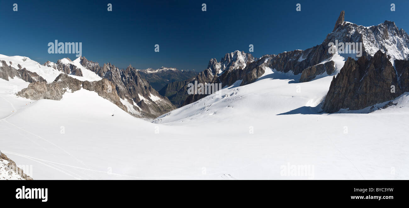 Vista panoramica della Dent du Geant picco e del ghiacciaio nel massiccio del Monte Bianco Foto Stock