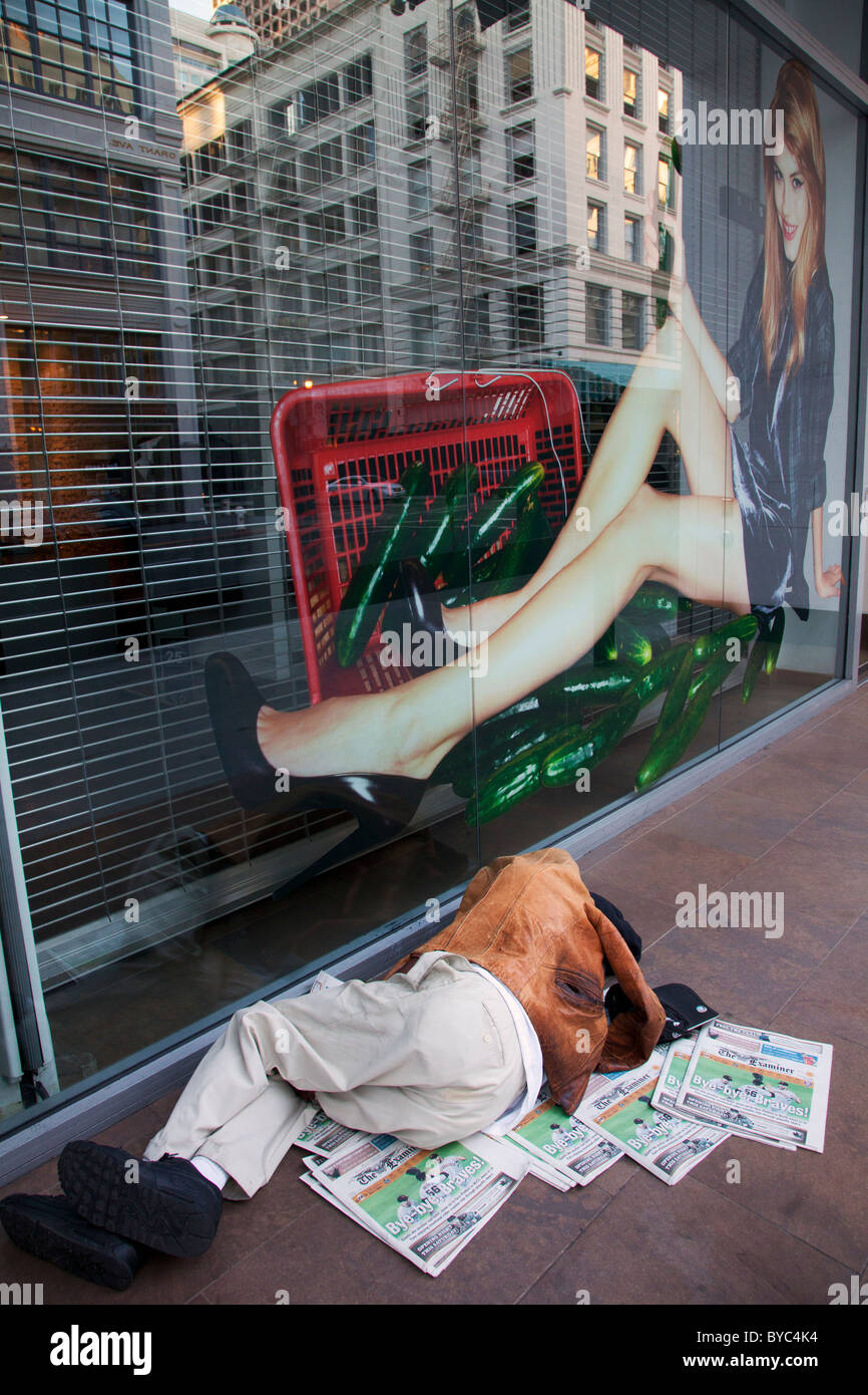 La persona senza dimora nel centro cittadino di San Francisco, CA Foto Stock