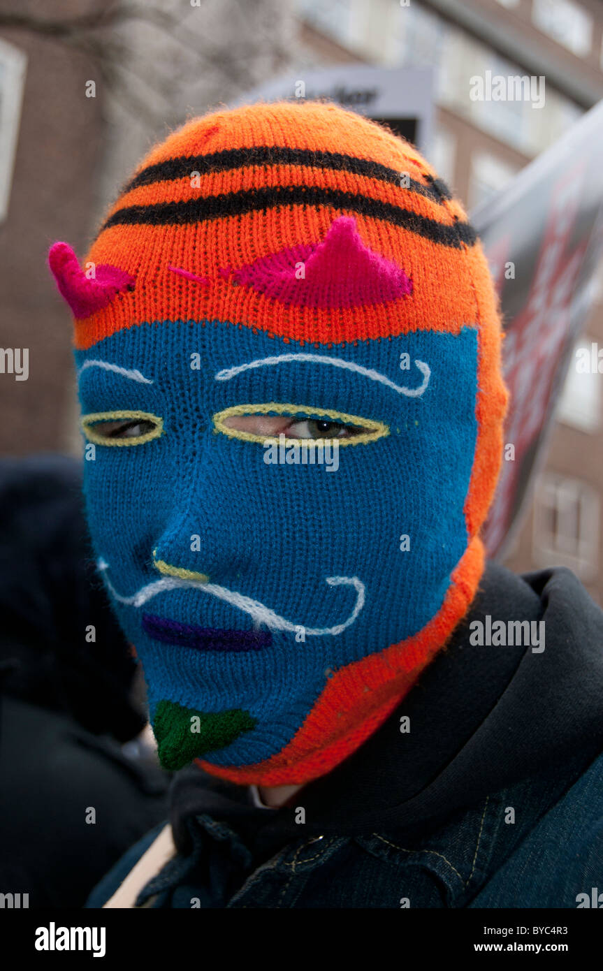 Il 29 gennaio 2011. La dimostrazione contro l'istruzione tagli.Protester in colorati maschera a maglia Foto Stock