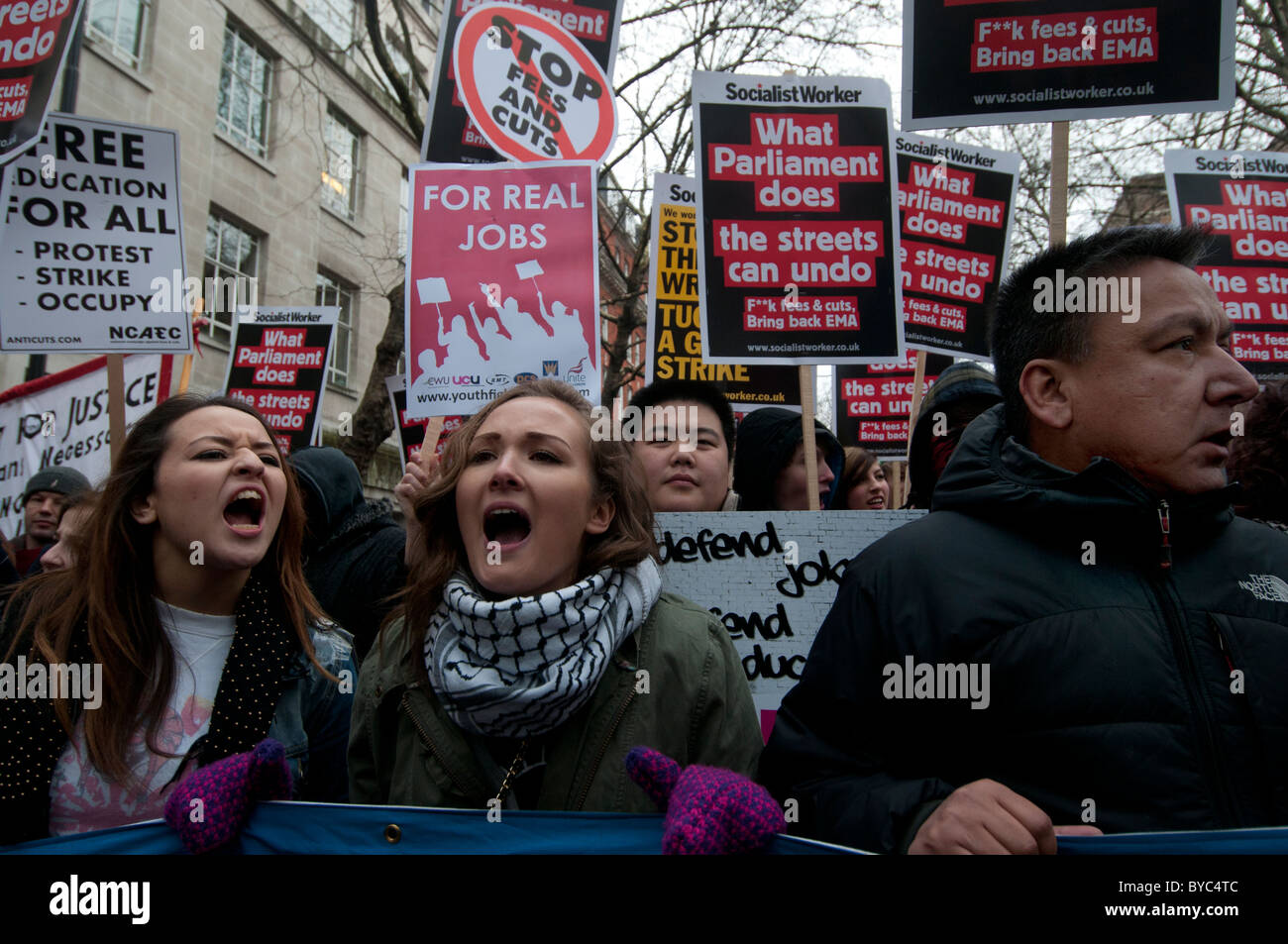 Il 29 gennaio 2011. Manifestazione contro i tagli di istruzione. Marzo di contestatori urlando e portando cartelli. Foto Stock