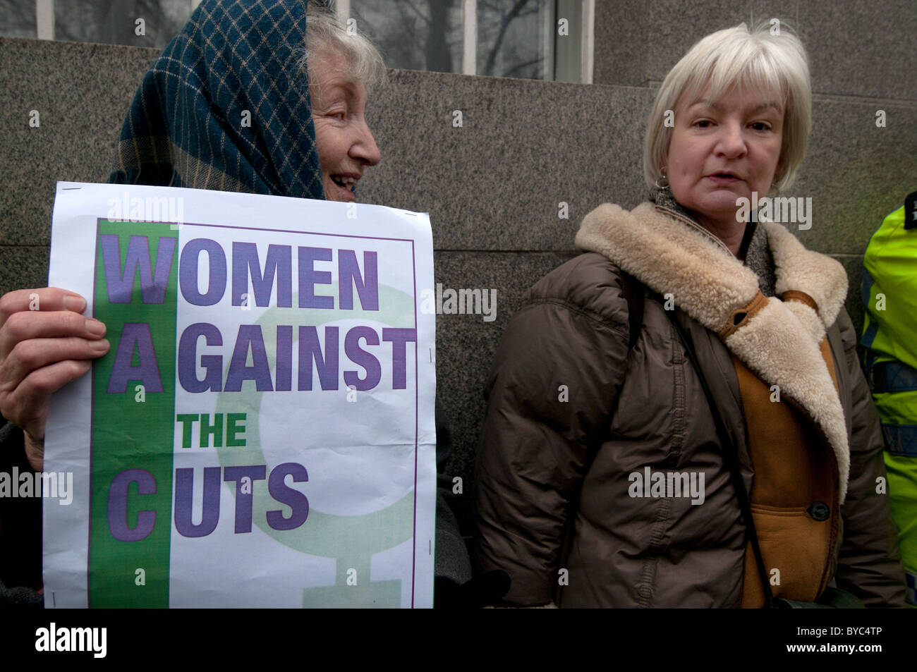 Il 29 gennaio 2011. La dimostrazione contro l'istruzione tagli.Due donne anziane con un cartello che dice "Donne contro i tagli". Foto Stock