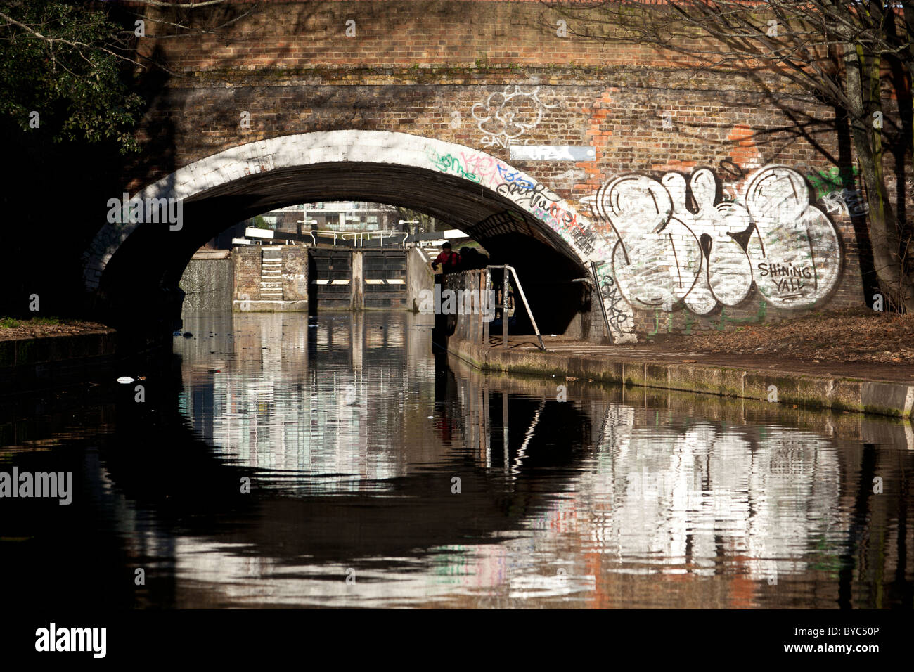 Graffiti sul Mile End Road Bridge crossing sul Regent's Canal Londra Foto Stock