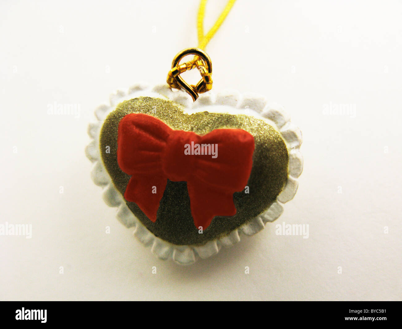 A forma di cuore ad gingillo su sfondo bianco Foto Stock