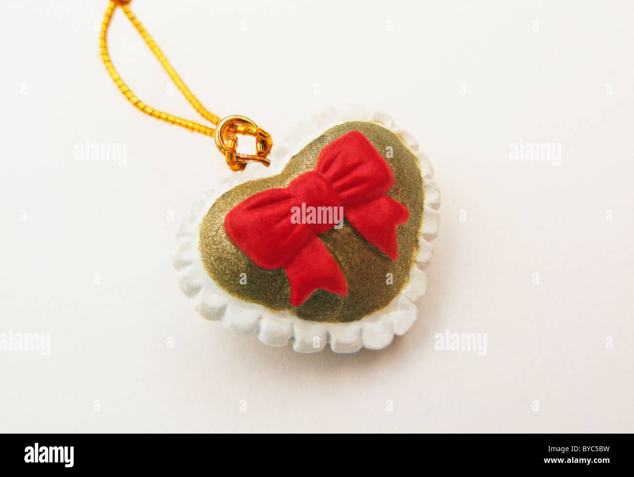 A forma di cuore ad gingillo su sfondo bianco Foto Stock