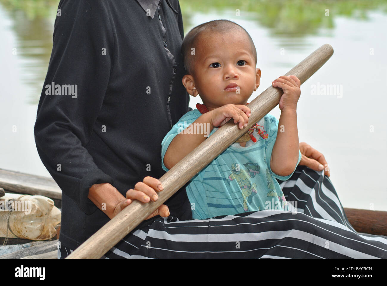La madre e il bambino in una barca sul lago Tonle Sap, Cambogia Foto Stock