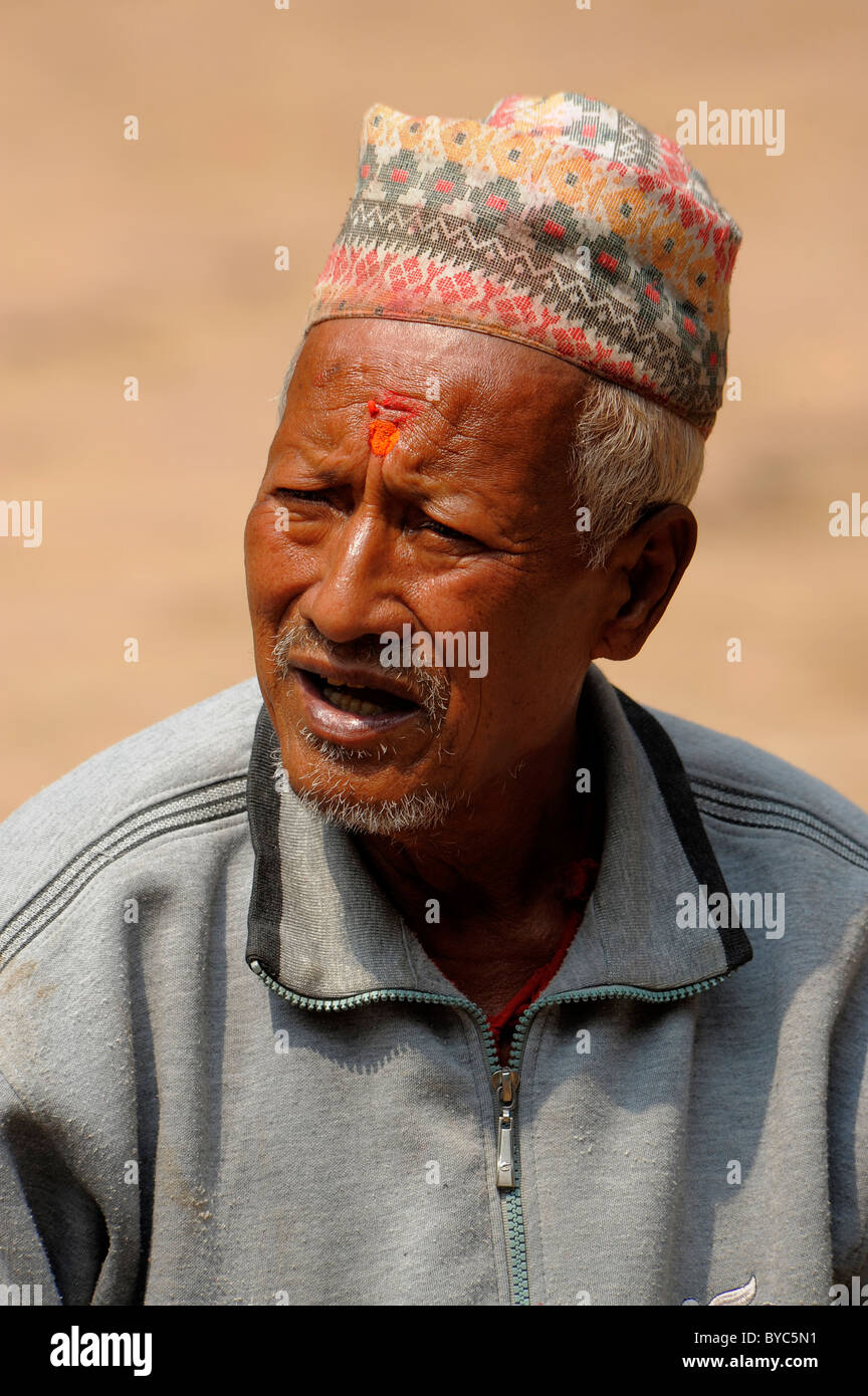 Il vecchio uomo nepalese , i popoli vive ( i nepalesi ) , la vita a Kathmandu , kathmandu vita di strada , il Nepal Foto Stock