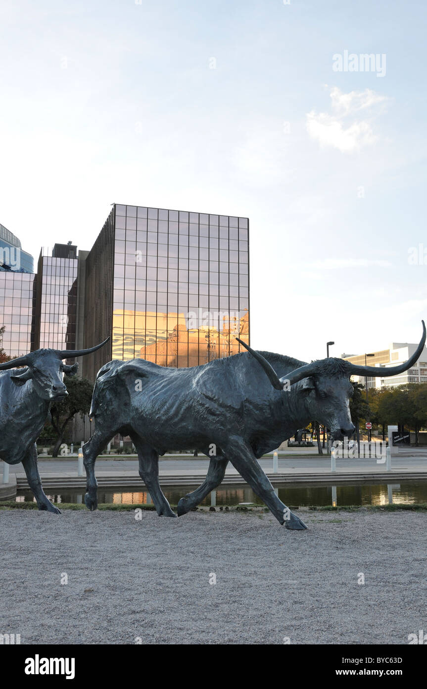 Il Cattle Drive Sculpture ensemble da Robert estati a Pioneer Plaza dal Dallas Convention Center, Texas, Stati Uniti d'America Foto Stock